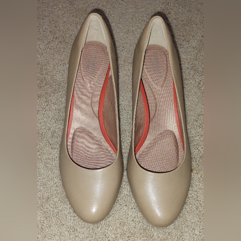 Rockport Pumps Total Motion Trutech Tan Size 10W. New without Box
